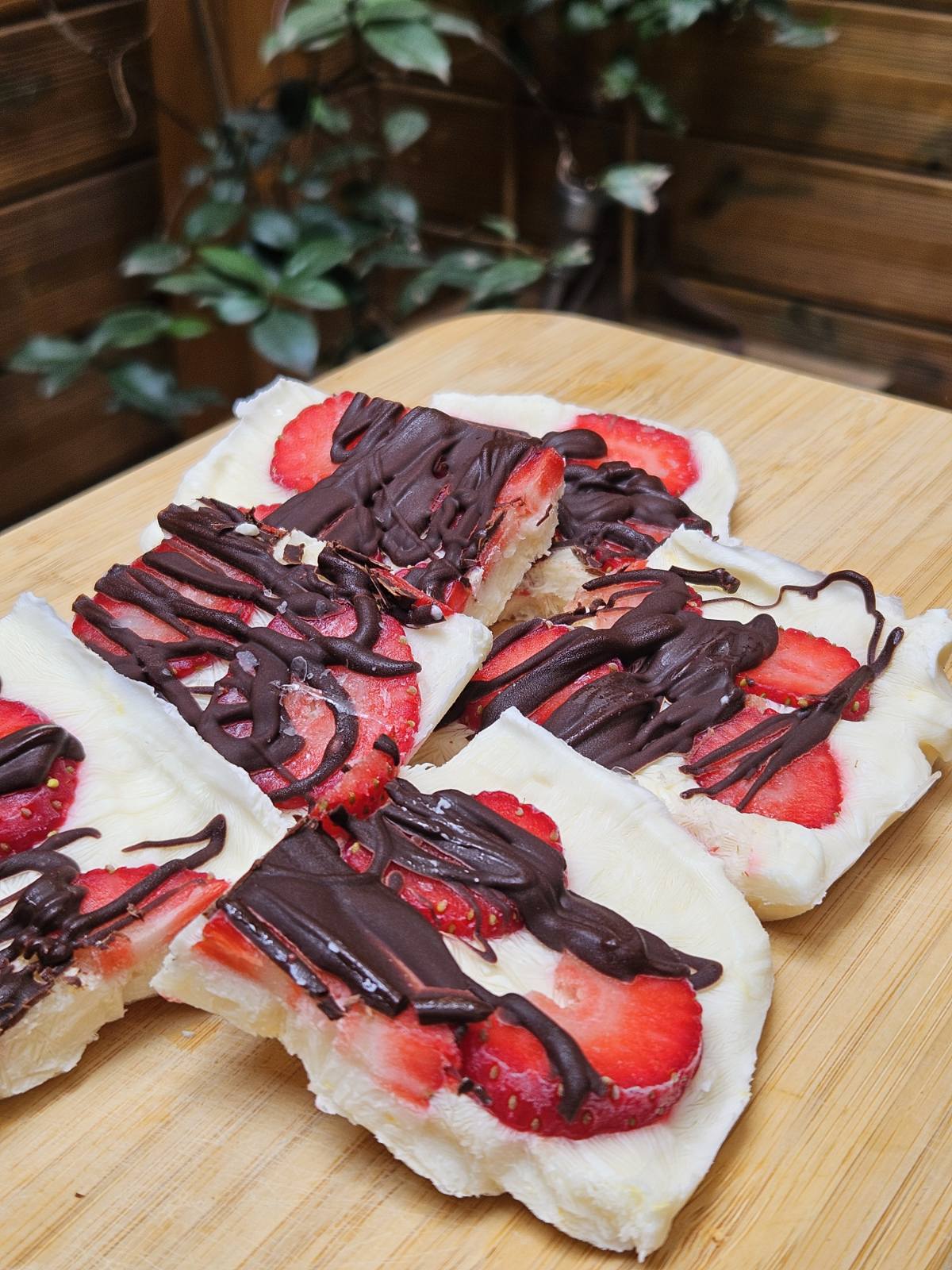 ​Frozen Yogurt Bark με Φράουλες και Μαύρη Σοκολάτα: Το απόλυτο light σνακ του καλοκαιριού